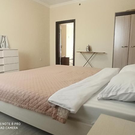 Апартаменты В Центре Левого Берега Astana Bagian luar foto
